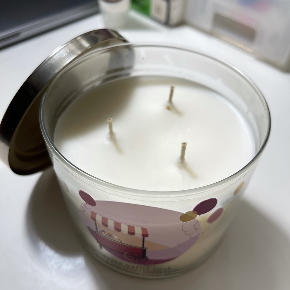 Bath and body works Berry waffle cone candle 26
